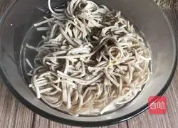 Illustration of how to make almonds mixed with tofu skin 4