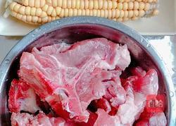 玉米骨头汤的做法图解1