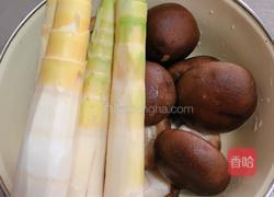 虫草花炖鸡(配春笋香菇)的做法图解2