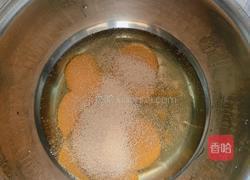  毛毛虫香肠芝士包的做法图解1