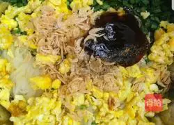 Illustration of how to make chive egg rolls 4