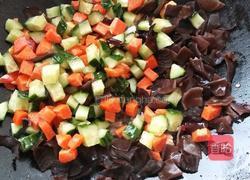 胡萝卜青瓜木耳炒鸡蛋的做法图解3