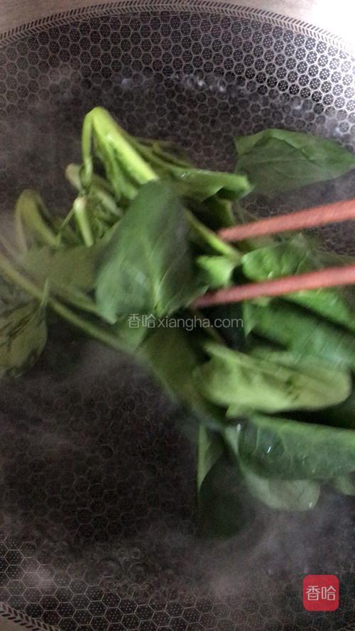 菠菜洗净焯水