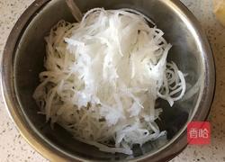 蒸玉米面萝卜丝的做法图解1