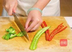 青椒炒鹅肠的做法图解2