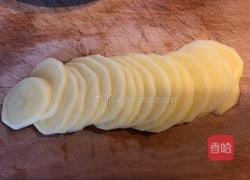 腊肠蒸土豆的做法图解1