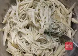 Illustration of Laoganma's recipe for mixing enoki mushrooms and king oyster mushrooms 2