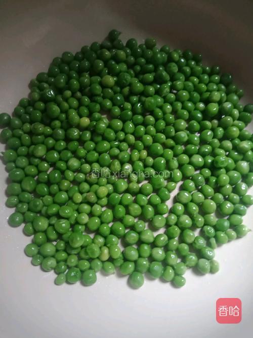 锅中热油，倒入过了水的豌豆，翻炒一会