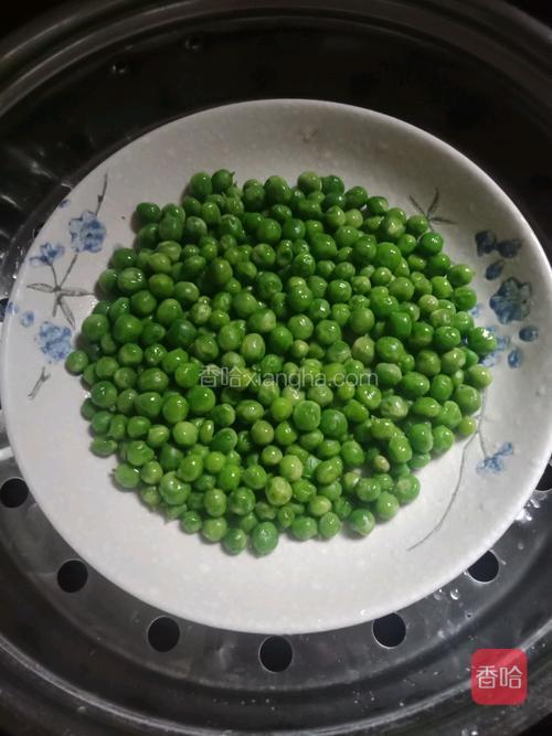 豌豆盛出装盘后，用大火蒸5至8分钟