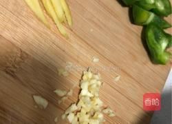 尖椒炒牛肉的做法图解2