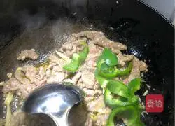Illustration of how to make stir-fried beef with pepper 6