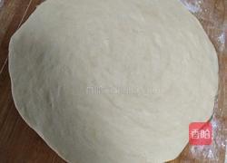 洋葱灌肉肠披萨的做法图解1