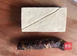 豆腐干蒸香肠的做法图解1