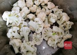 五花肉炒菜花的做法图解1