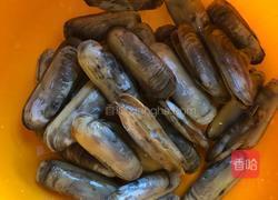 青红酒蒸蛏子的做法图解1
