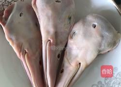椒盐鸭头的做法图解1