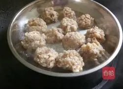 Illustration of how to make steamed water chestnut meatballs 8