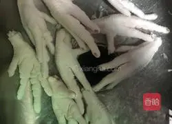 Illustration of how to make salt-baked chicken feet 1