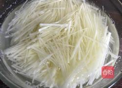 蒸酸辣土豆丝的做法图解2