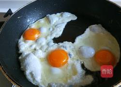 新文美食 荷包蛋炒虾仁 的做法图解2