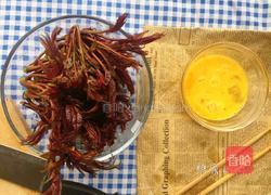 春天必吃的香椿炒鸡蛋的做法图解2