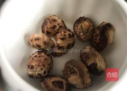香菇瘦肉汤的做法图解2