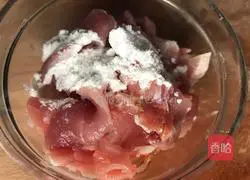 Illustration of how to make mushroom and lean meat soup 4