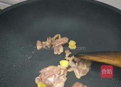 皮蛋瘦肉粥的做法图解2