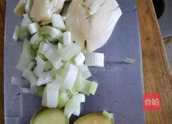 酱炖鲫鱼茄子的做法图解1