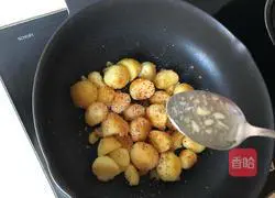 Illustration of how to make pan-fried baby potatoes 6