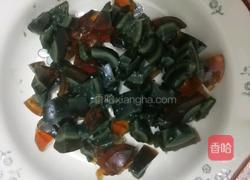 皮蛋豆腐的做法图解2