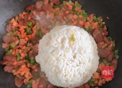 腊肠蔬菜炒饭的做法图解6