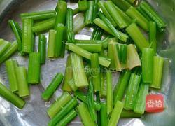 芹菜花生米的做法图解2