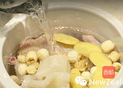 松茸新西兰花胶汤的做法图解2