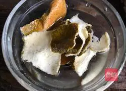 Illustration of how to steam cured fish with lotus leaves 2