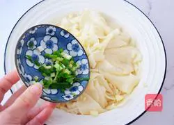 Illustration of how to make dumpling skins with oily noodles 9