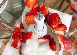 粉红草莓奶昔的做法图解3
