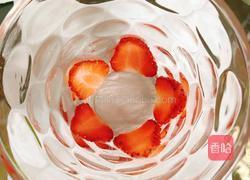 粉红草莓奶昔的做法图解2