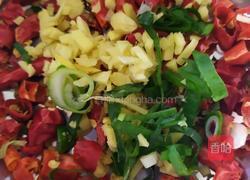 凉拌香椿小豆腐的做法图解3