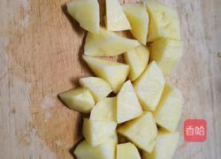 土豆焖猪皮的做法图解1