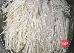 Illustration of how to make fried enoki mushrooms with fat beef 2