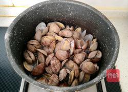 韭香花蛤海鲜汤的做法图解4