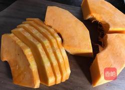 葡萄干蒸南瓜的做法图解2