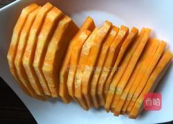 葡萄干蒸南瓜的做法图解3