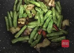 Illustration of how to make fried green beans with bacon 6