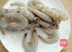 鲜虾滑蛋炒豌豆的做法图解1