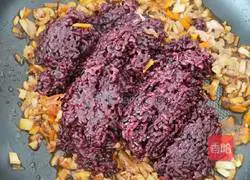 Illustration of how to make glutinous rice eggs 11