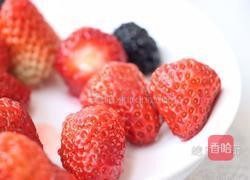 牛奶草莓杯的做法图解1