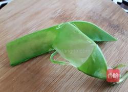 豌豆炒鸡蛋的做法图解1