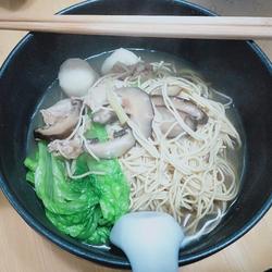 黑胡椒香菇鱼丸汆肉汤面的做法[图]
